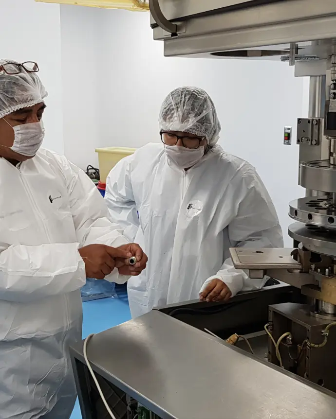 Ingenieros de Azpik realizando mantenimiento preventivo y diagnóstico en panel eléctrico de maquinaria industrial.