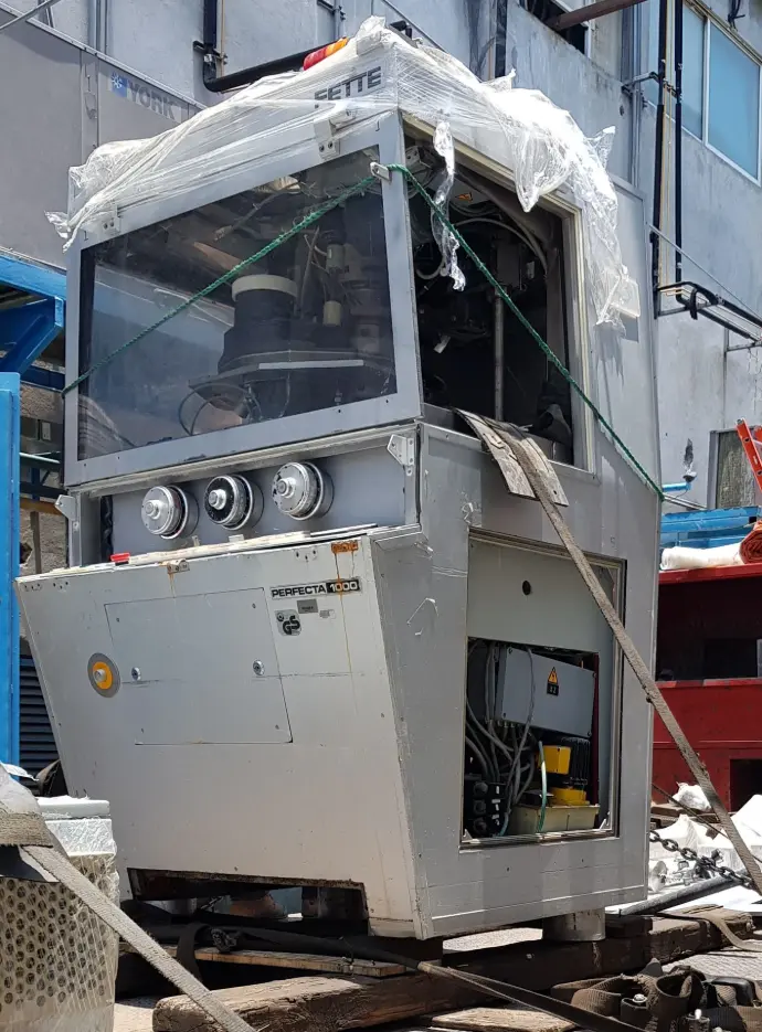 Máquina de proceso industrial en etapa de desmontaje y reingeniería, lista para el Overhaul de control.