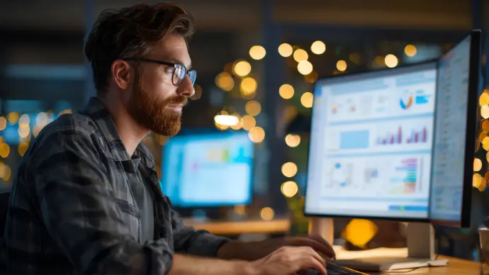 Ingeniero de Azpik supervisando un proceso industrial desde la Interfaz Hombre-Máquina (HMI) de un sistema SCADA.